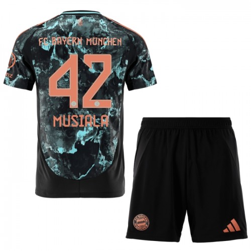 Fotballtrøye FC Bayern München Musiala 42 Bortedrakt 2024-25 Kortermet - Barn(+ Shorts) Fotballtrøye FC Bayern München Musiala 42 Bortedrakt 2024-25 Kortermet - Barn(+ Shorts)